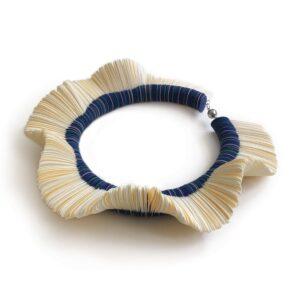 gioiello di carta, collana girocollo a forma di margherita composta da petali bianchi modellati ad onda