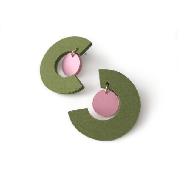Orecchini piccoli tondi a perno con piccolo pendente tondo fatti di carta a due colori, verde oliva e rosa baby