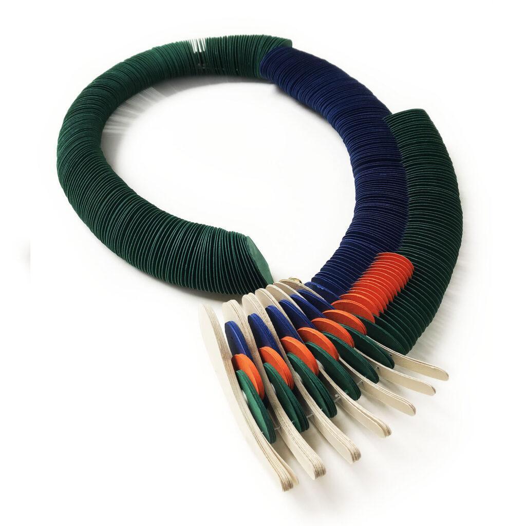 Spettacolare collana in carta colorata