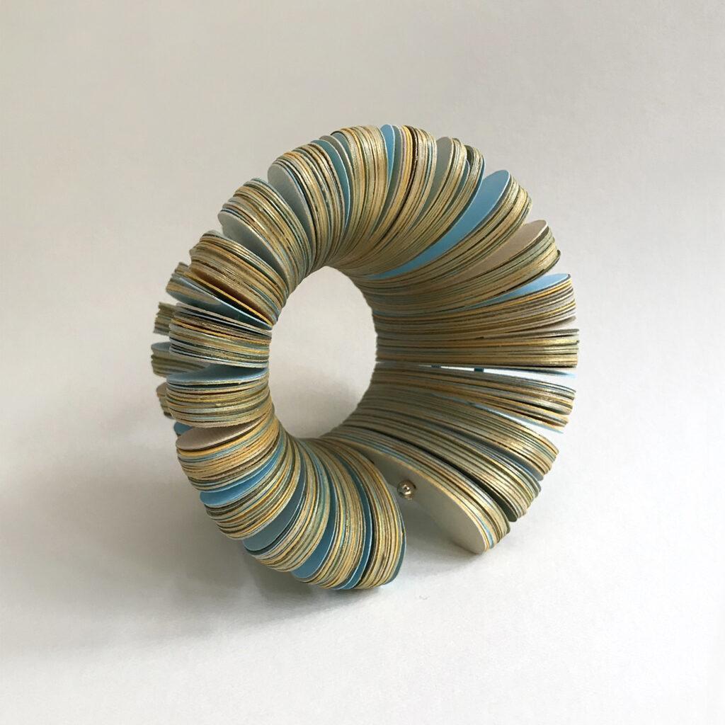 Bracciale di carta scultoreo, gioiello d'artista