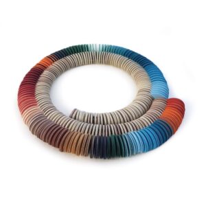 Girocollo "Arcocolore" è un gioiello contemporaneo realizzato a mano con carta preziosa colorata con le tonalità dello spettro cromatico dell'arcobaleno