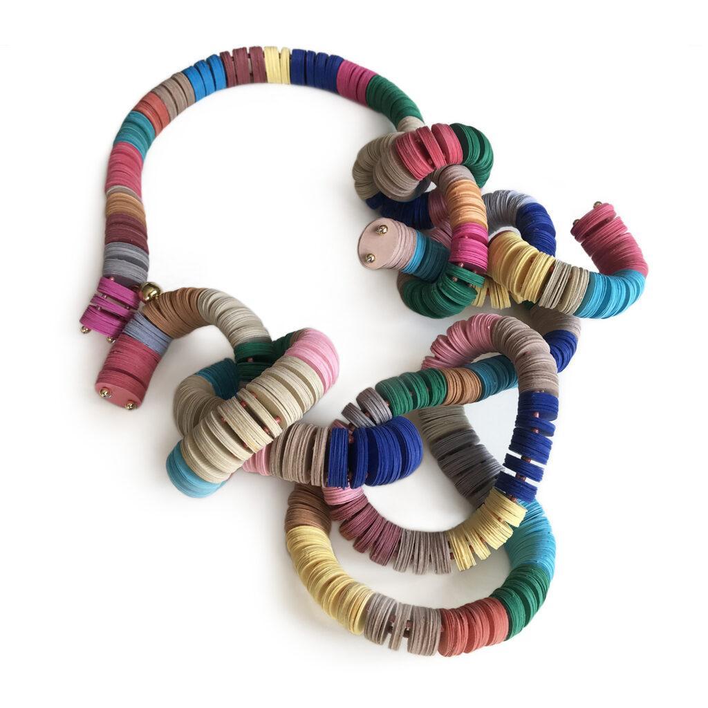 Nelle collezioni il gioiello "Medusa" realizzato a mano con carta preziosa di tanti colori. La sua forma articolata ricorda una medusa.