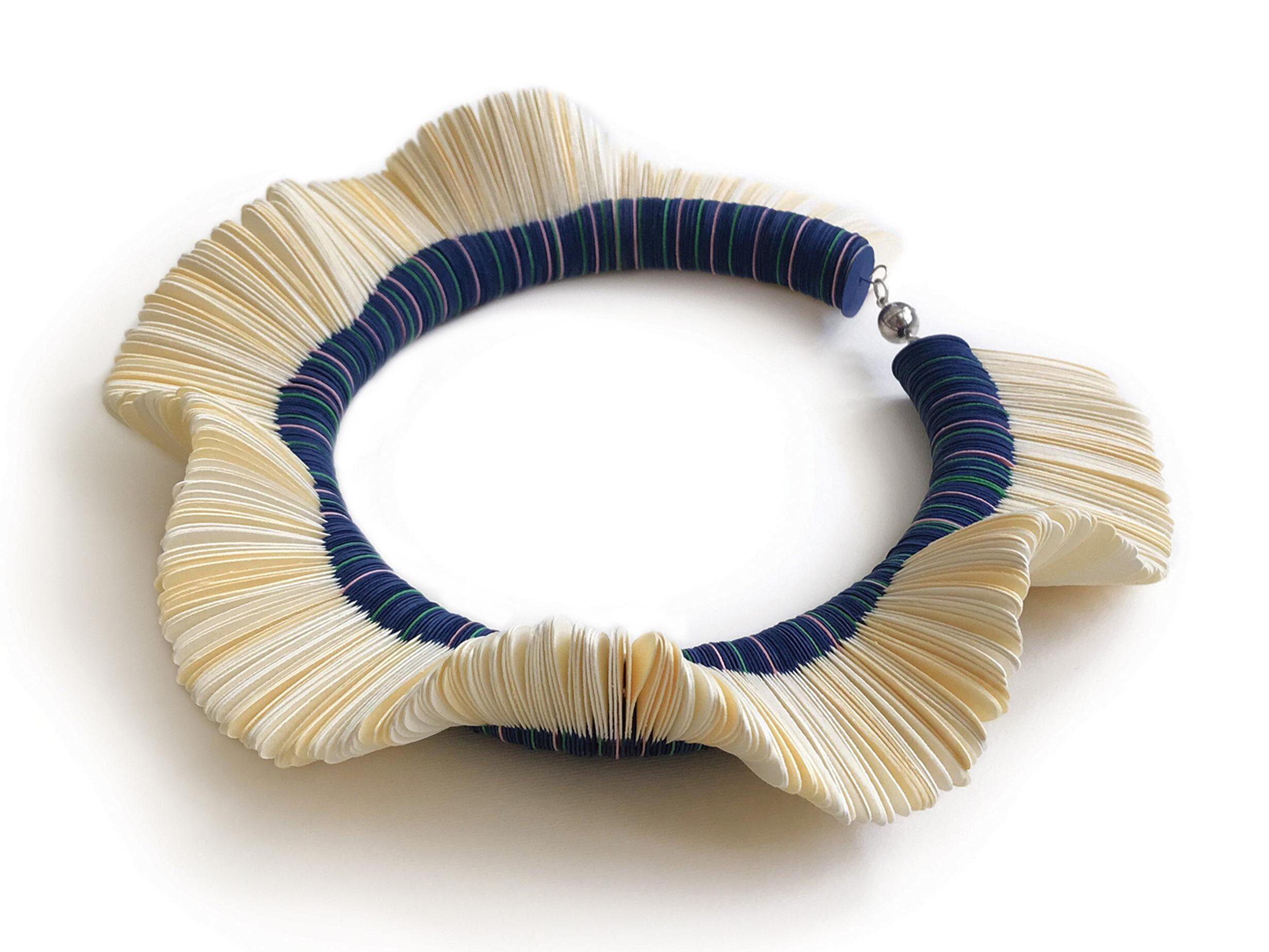 gioiello di carta, collana girocollo a forma di margherita composta da petali bianchi modellati ad onda