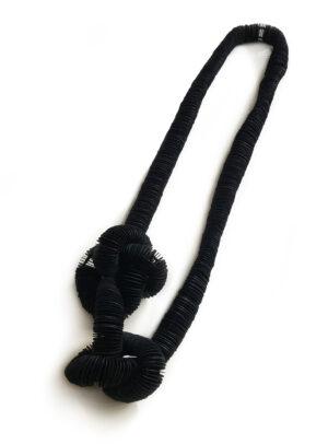 collana nera lunga con nodi fatta di carta