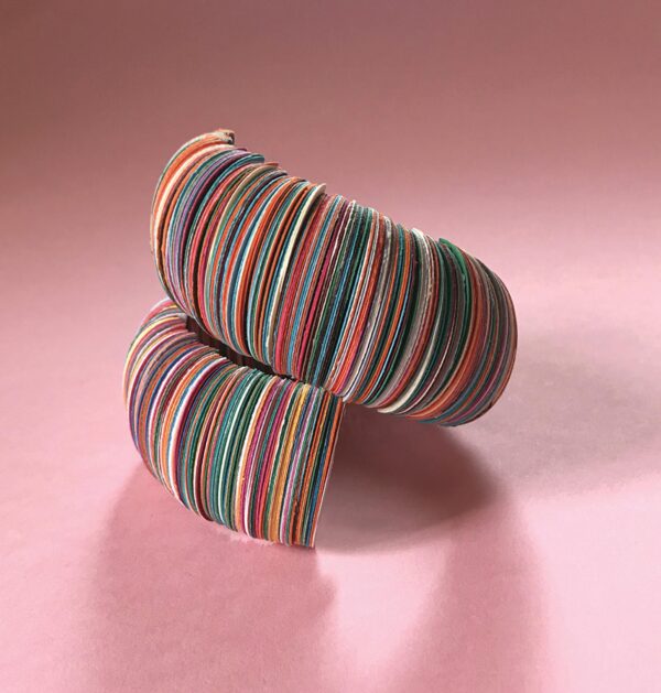 braccale a fascia larga multicolore fatto di carta colorata