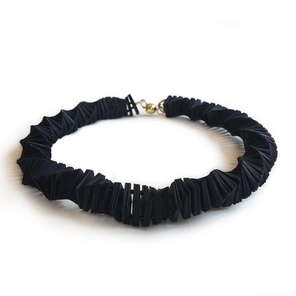 collana girocollo color nero con disegno a spirale
