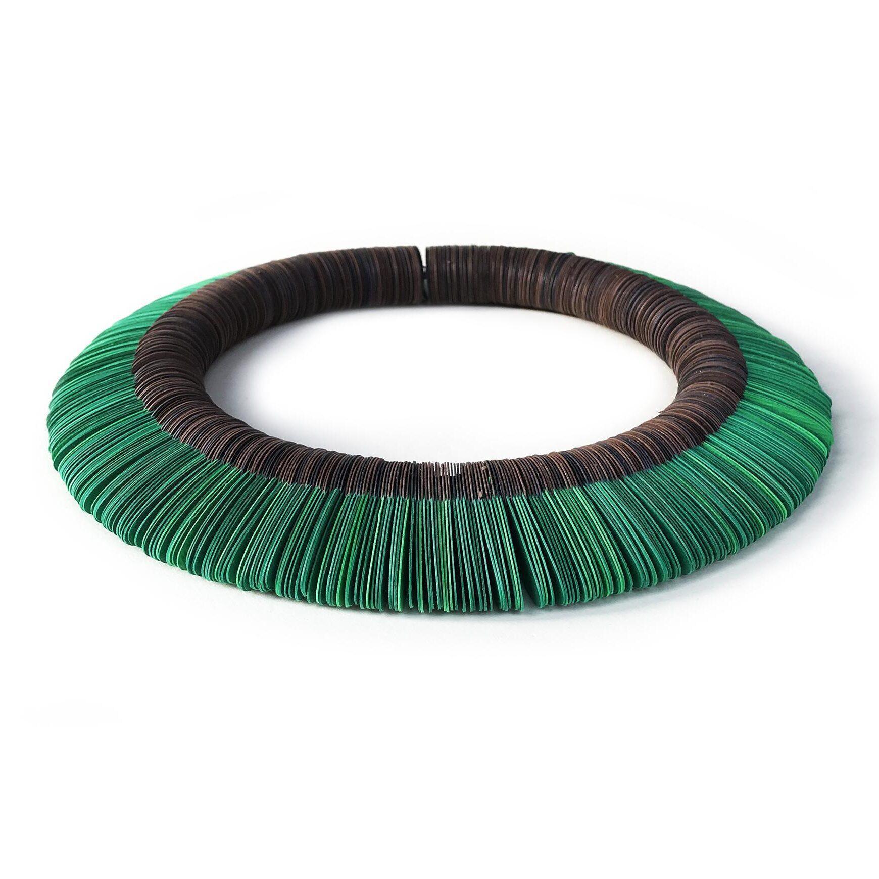 collana girocollo verde e marrone fatta di carta