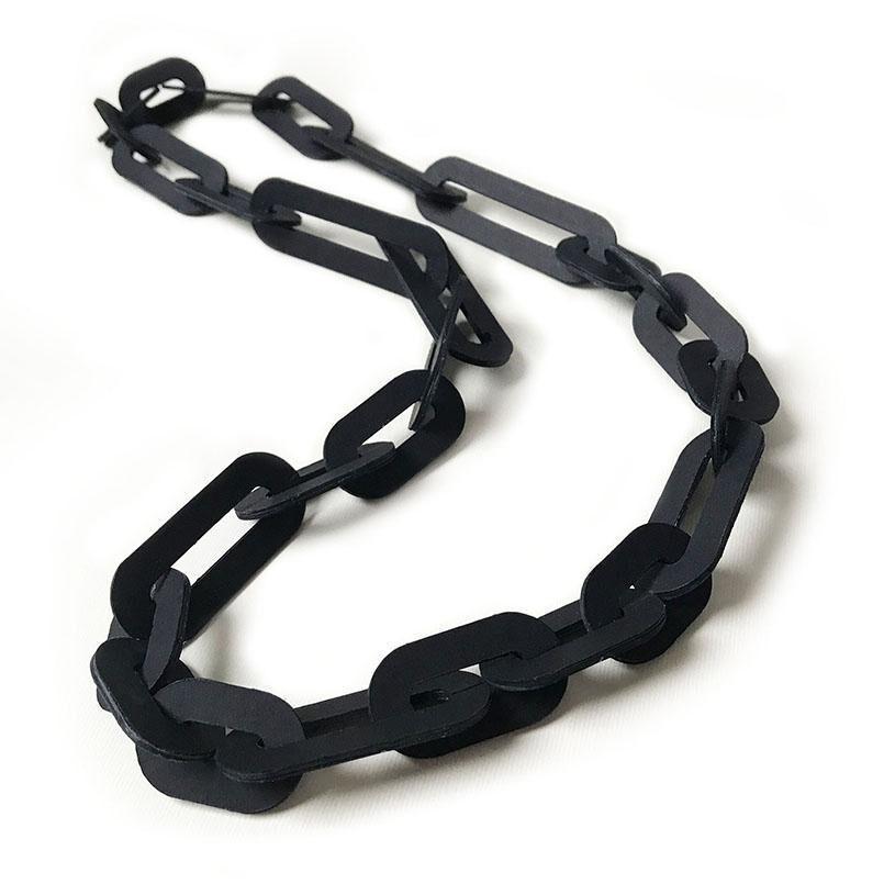 gioielli di carta, collana nera fatta di carta design a catena con maglie ovali